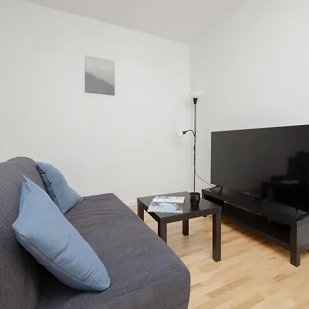Air Conditioned In With Parking, Balcony And Bathtub By Renters Apartman