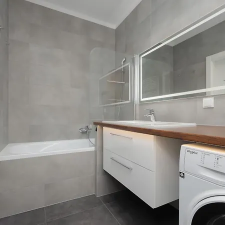 Air Conditioned In With Parking, Balcony And Bathtub By Renters Varsó