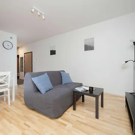 Air Conditioned In With Parking, Balcony And Bathtub By Renters Apartman *
