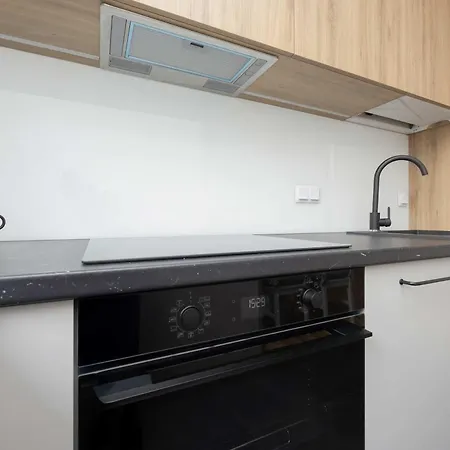 Air Conditioned In With Parking, Balcony And Bathtub By Renters Apartament