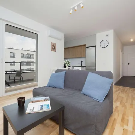 Air Conditioned In With Parking, Balcony And Bathtub By Renters