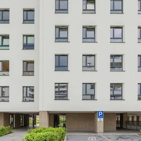 Air Conditioned In With Parking, Balcony And Bathtub By Renters * Warsaw