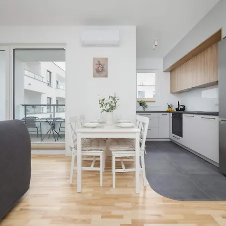 Air Conditioned In With Parking, Balcony And Bathtub By Renters Lägenhet *