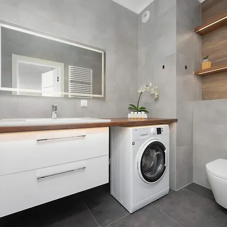 Apartman Air Conditioned In With Parking, Balcony And Bathtub By Renters *