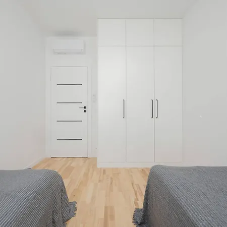 Air Conditioned In With Parking, Balcony And Bathtub By Renters