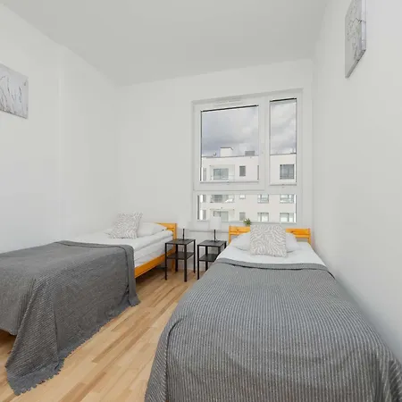 Air Conditioned In With Parking, Balcony And Bathtub By Renters *