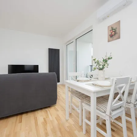 Air Conditioned In With Parking, Balcony And Bathtub By Renters * Warsaw