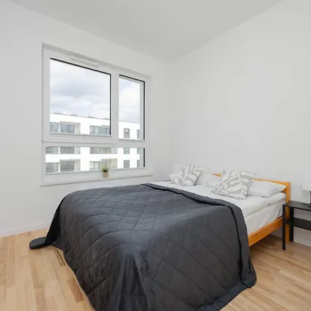 Air Conditioned In With Parking, Balcony And Bathtub By Renters Lägenhet