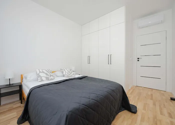 Air Conditioned In With Parking, Balcony And Bathtub By Renters وارسو