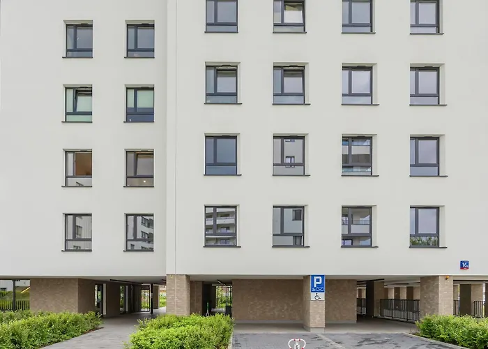 Air Conditioned In With Parking, Balcony And Bathtub By Renters * وارسو