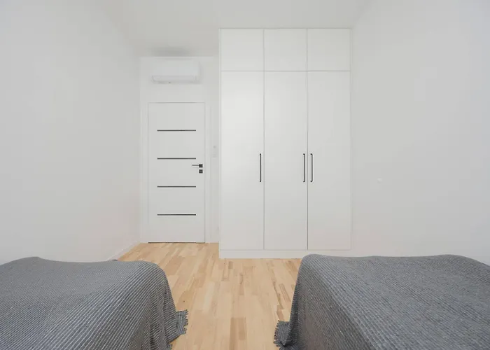 Air Conditioned In With Parking, Balcony And Bathtub By Renters