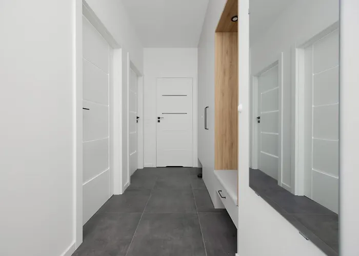 Air Conditioned In With Parking, Balcony And Bathtub By Renters وارسو