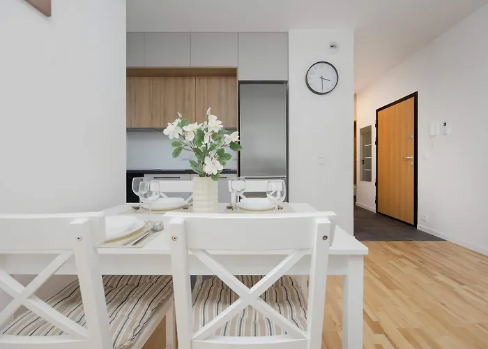 Air Conditioned In With Parking, Balcony And Bathtub By Renters * وارسو