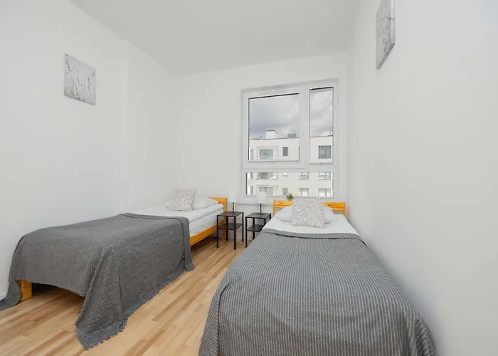 Air Conditioned In With Parking, Balcony And Bathtub By Renters *
