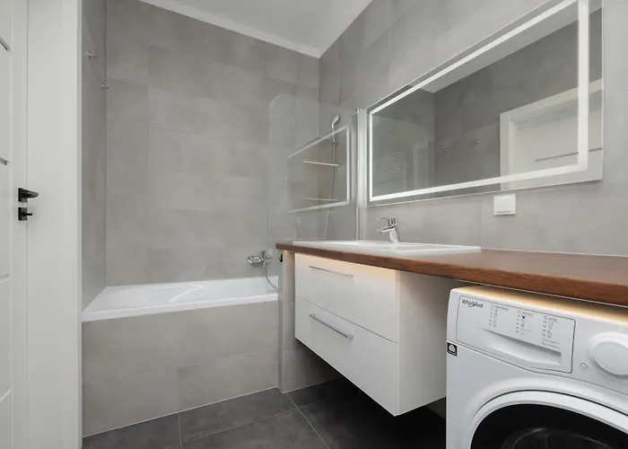 Air Conditioned In With Parking, Balcony And Bathtub By Renters وارسو