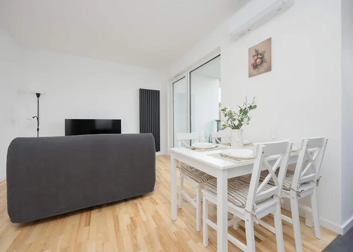 Air Conditioned In With Parking, Balcony And Bathtub By Renters * وارسو