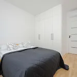Air Conditioned In With Parking, Balcony And Bathtub By Renters Варшава