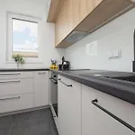 Апартаменты Air Conditioned In With Parking, Balcony And Bathtub By Renters Варшава