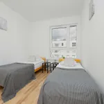 Air Conditioned In With Parking, Balcony And Bathtub By Renters *