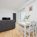 Air Conditioned In With Parking, Balcony And Bathtub By Renters * Варшава