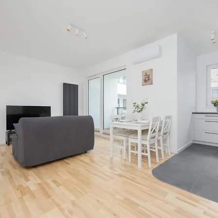 Апартаменты Air Conditioned In With Parking, Balcony And Bathtub By Renters