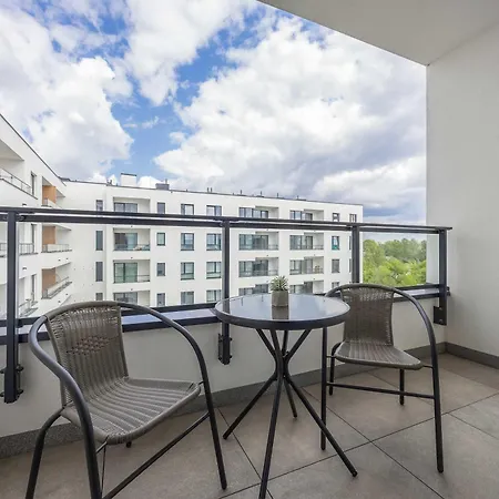 公寓 Air Conditioned In With Parking, Balcony And Bathtub By Renters